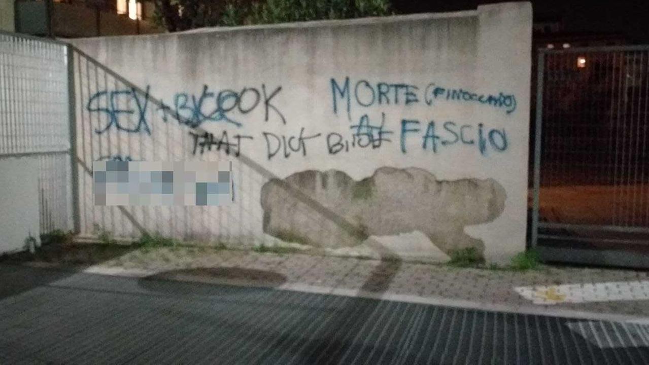 Rompono una telecamera e imbrattano un muro del parcheggio Odeon