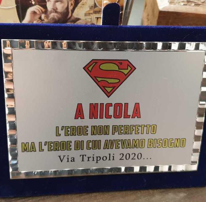 Via Tripoli si illumina di nuovo E i colleghi gli fanno una targa