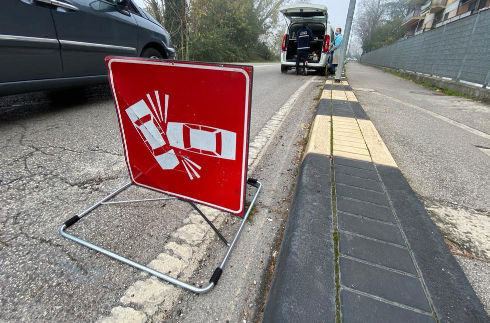 Ciclista investita da un’auto