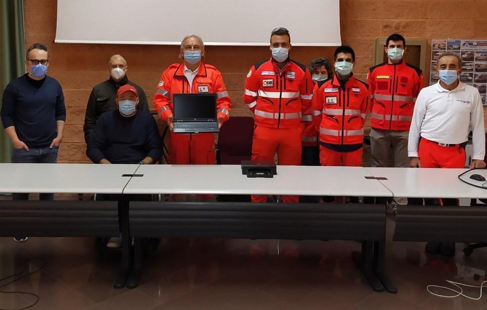 Il gruppo “Credere per vedere” dona un pc all’Assistenza
