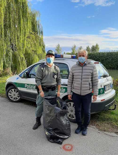 Getta i rifiuti dal ponte ma viene rintracciato 