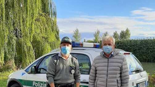 Getta i rifiuti dal ponte ma viene rintracciato