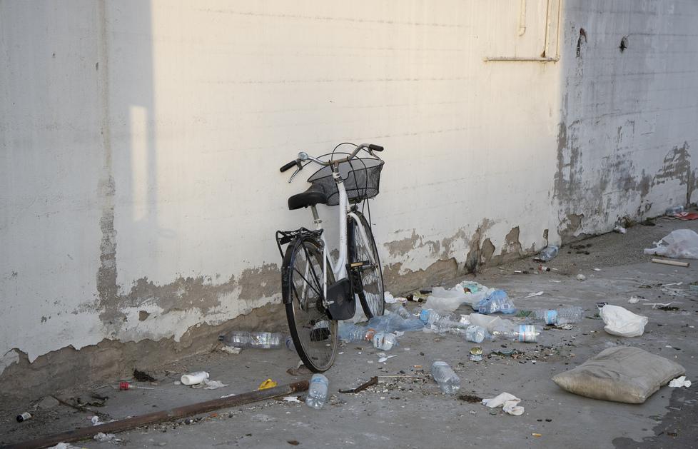 Modena. Ex Cesa di via Emilia Ovest nel degrado: un riparo al freddo tra rifiuti e bici rubate 