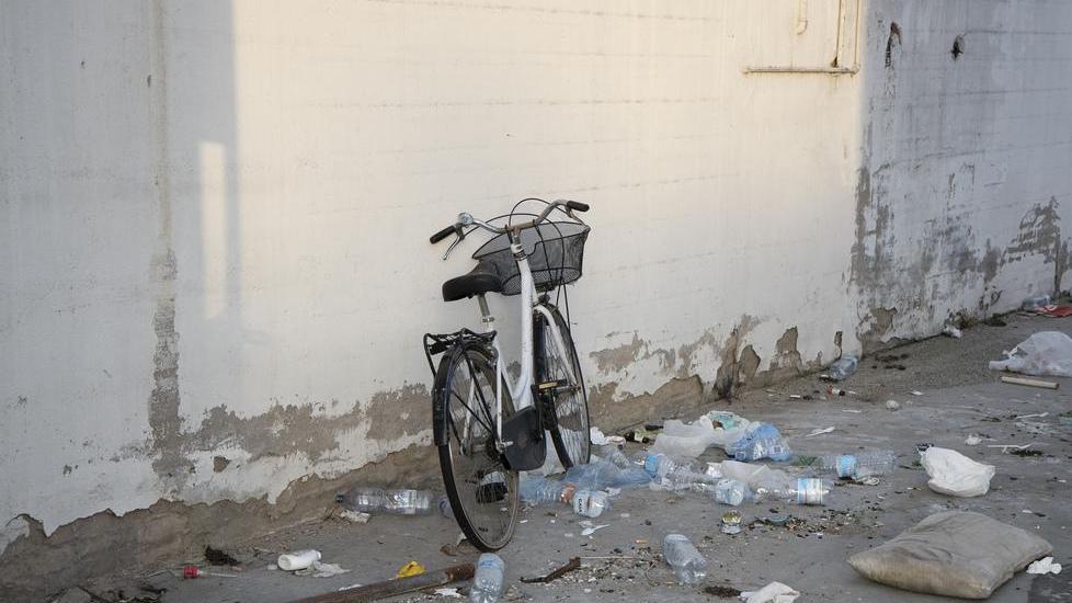 Modena. Ex Cesa di via Emilia Ovest nel degrado: un riparo al freddo tra rifiuti e bici rubate