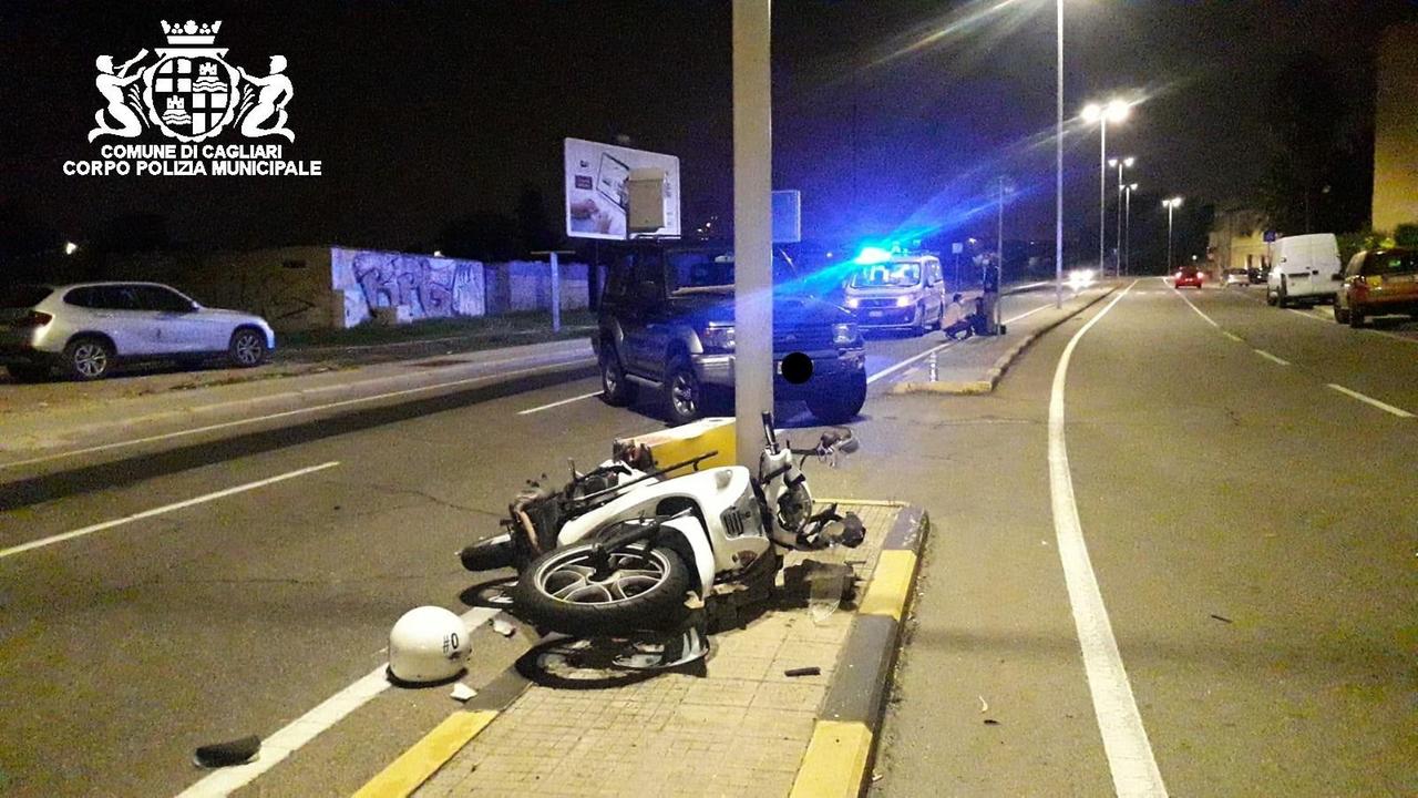 Scontro auto-ciclomotore a Cagliari: in ospedale 23enne portapizze