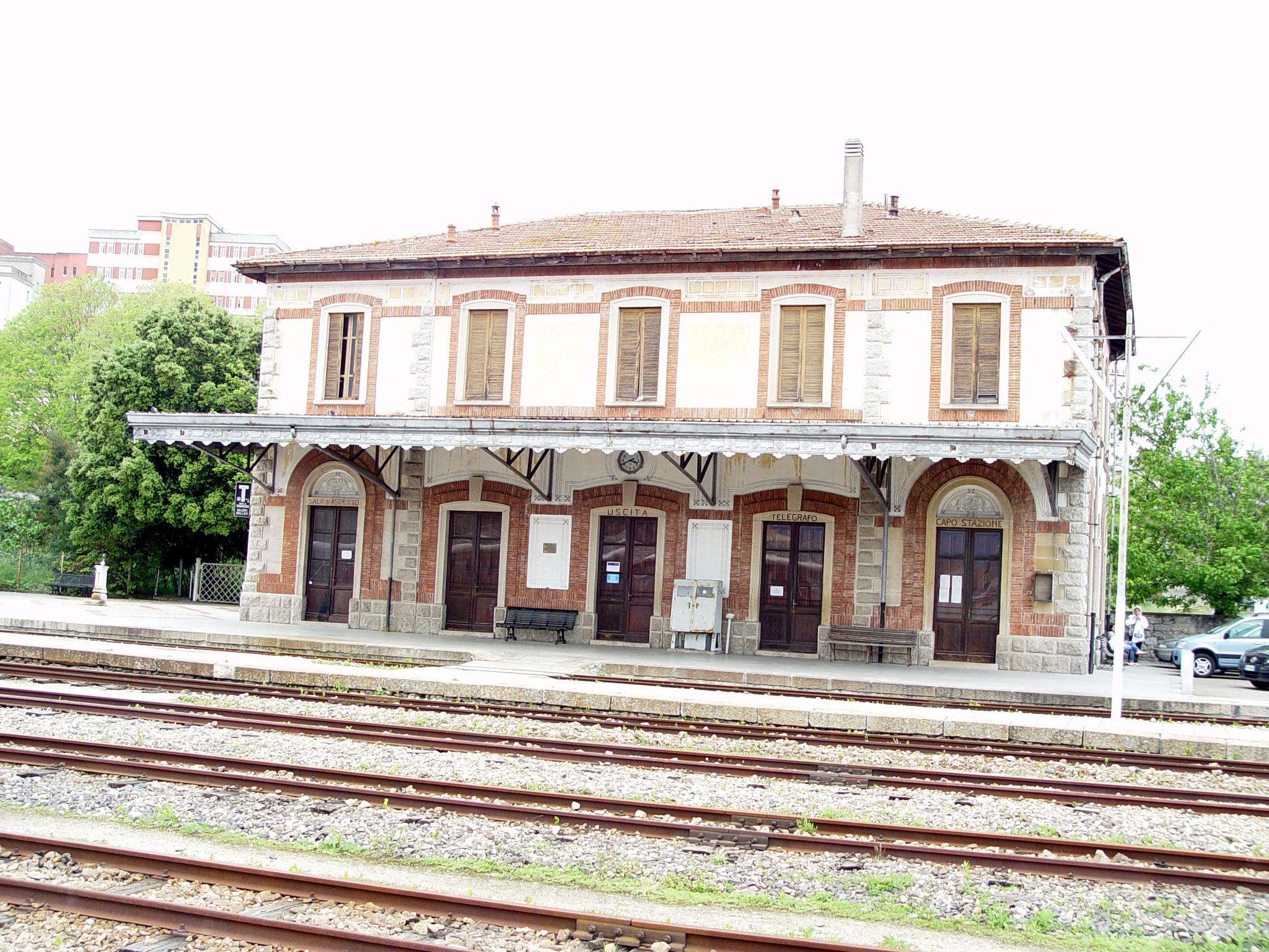 La stazione di Tempio anni Trenta con la sala d'aspetto affrescata da Giuseppe Biasi