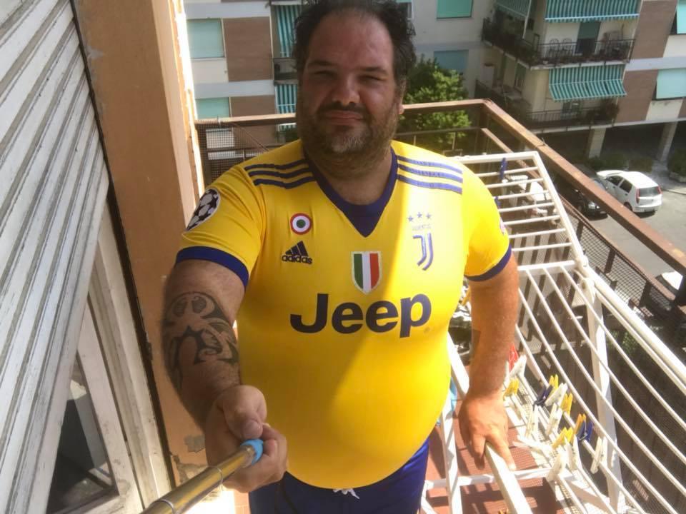 Jonathan Mangone, in uno scatto sul terrazzo di casa