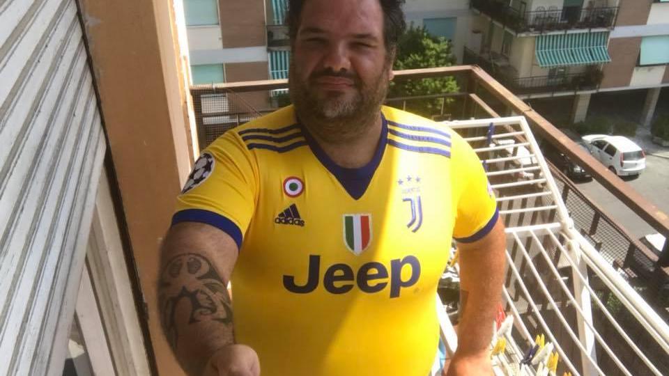 Jonathan Mangone, in uno scatto sul terrazzo di casa