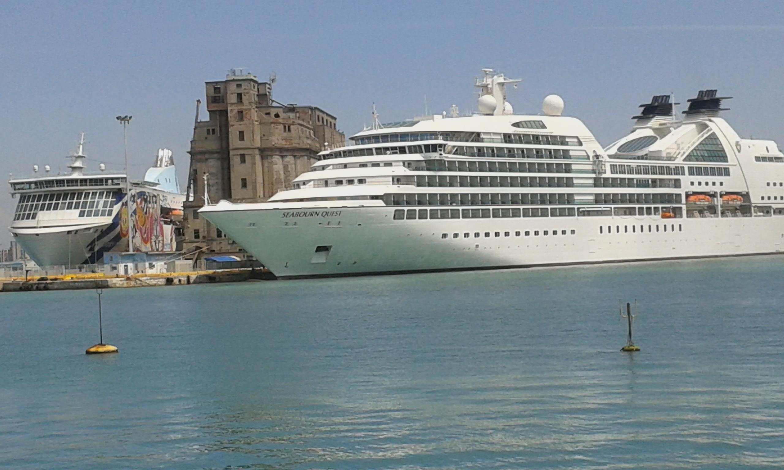Un traghetto Moby e la nave da crociera Seabourn una al Punto Franco e l’altra alla Calata Sgarallino all’interno delle aree dello scalo passeggeri in mano alla Porto 2000