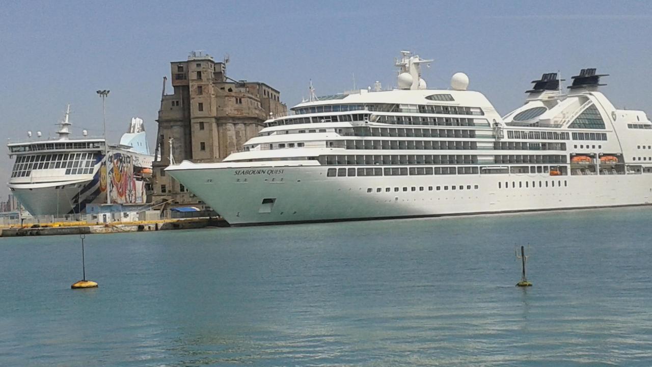 Un traghetto Moby e la nave da crociera Seabourn una al Punto Franco e l’altra alla Calata Sgarallino all’interno delle aree dello scalo passeggeri in mano alla Porto 2000