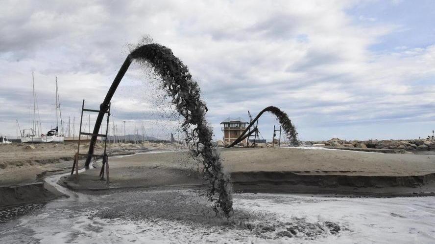 Le idrovore alla foce del porto a Marina di Grosseto (Foto BF)