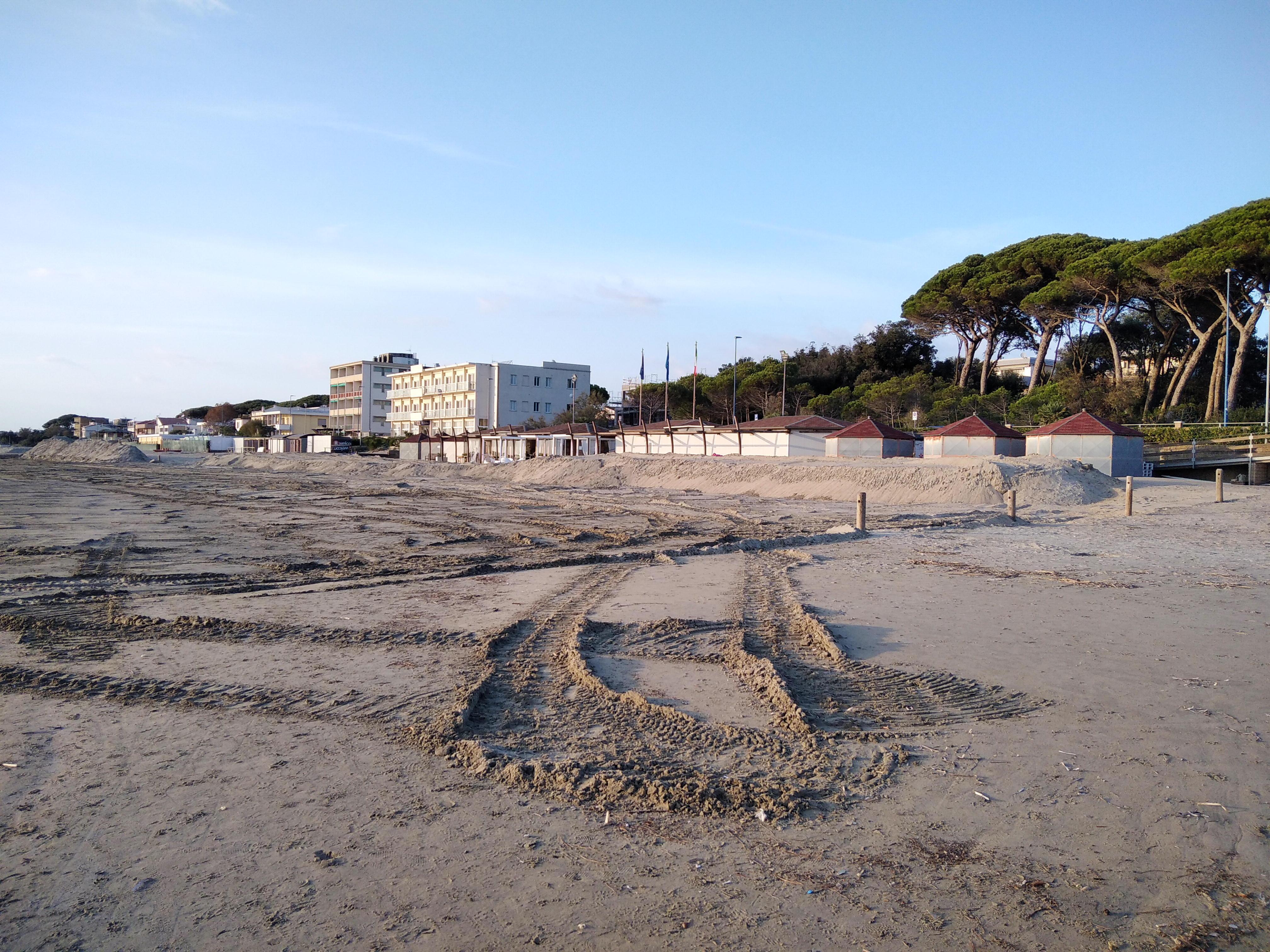 Tracce dei lavori sulla spiaggia di Follonica (foto Giorgio)