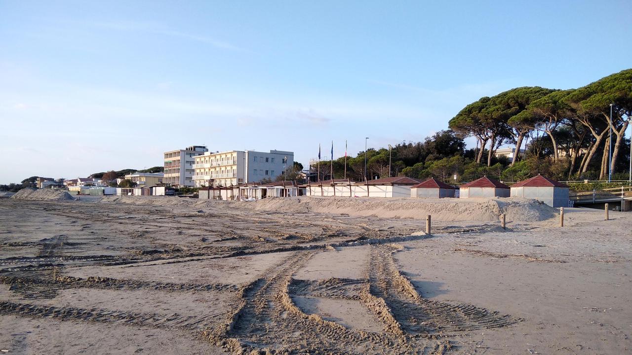 Tracce dei lavori sulla spiaggia di Follonica (foto Giorgio)