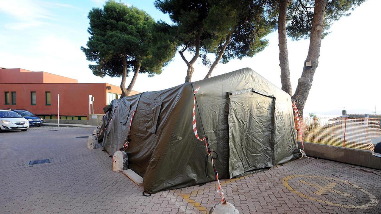 Il tendone per il pre-triage all’esterno del pronto soccorso di Villamarina (foto Paolo Barlettani)