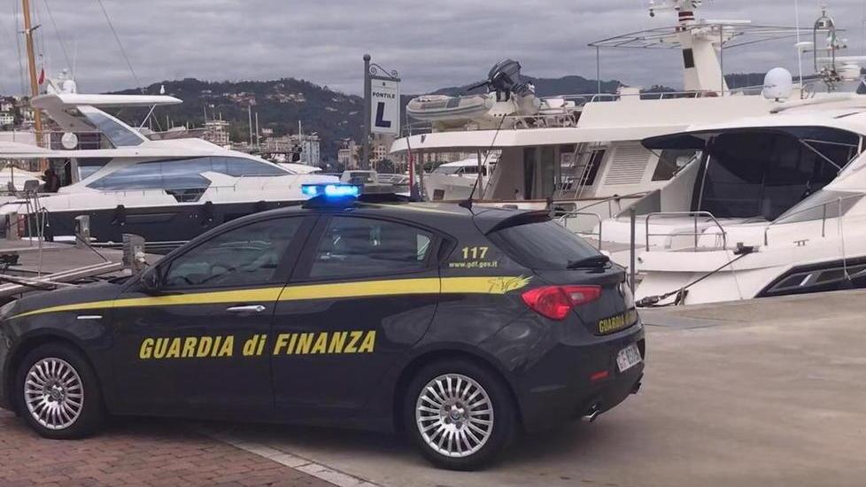 La Guardia di Finanza tra gli yacht