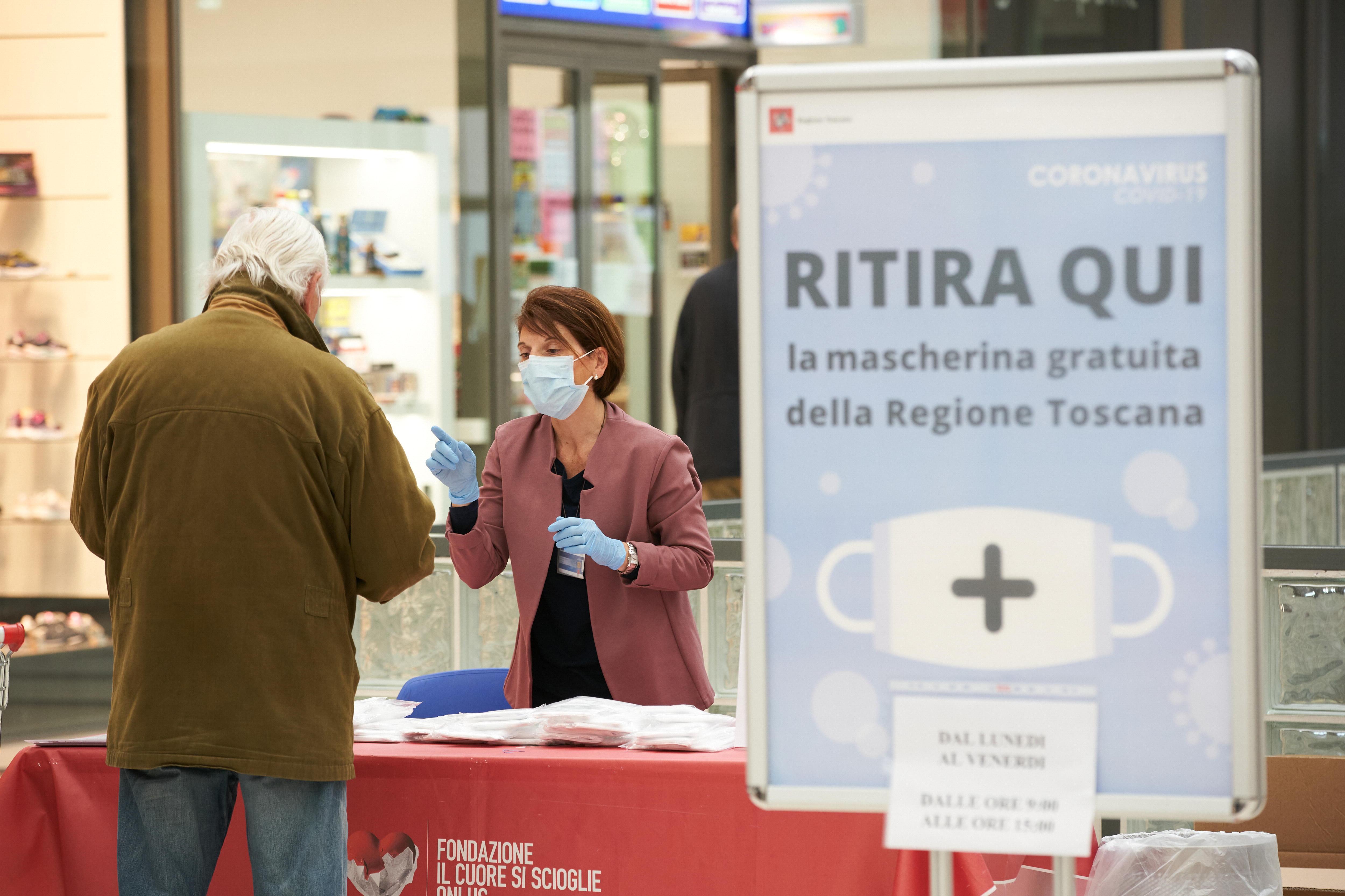 Torna la distribuzione gratuita delle mascherine chirurgiche (foto archivio)