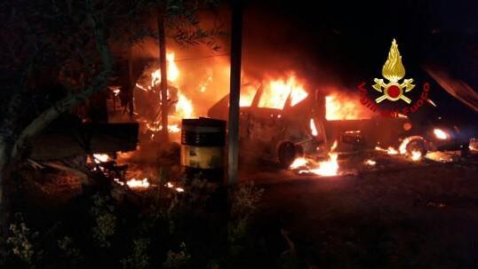 Notte di fuoco sulla 292: incendi dolosi colpiscono un'officina e quasi raggiungono una rivendita auto