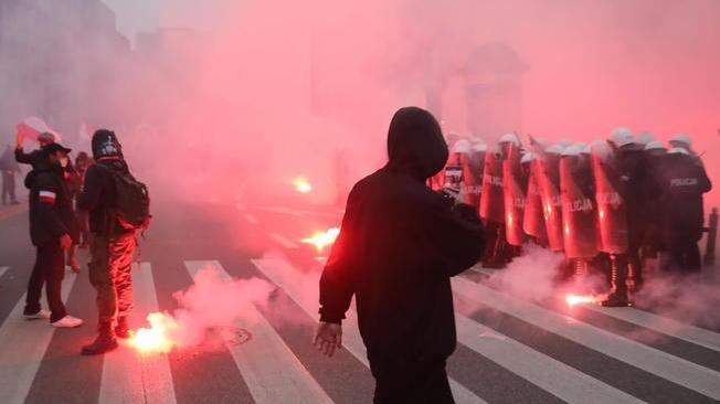 Polonia: duri scontri a Varsavia fra nazionalisti e polizia