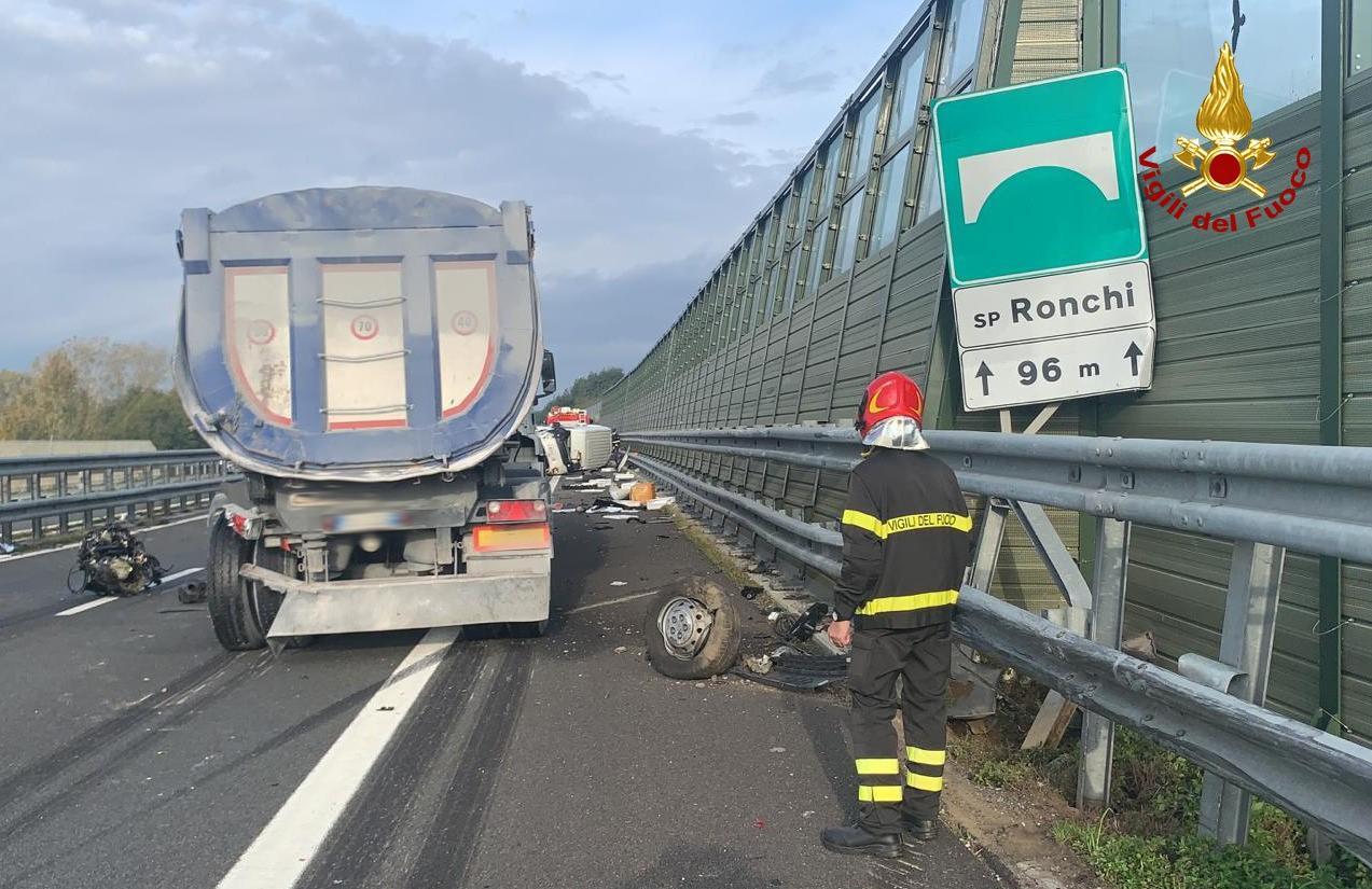 Incidente sull'A12: tre mezzi coinvolti, grave automobilista 