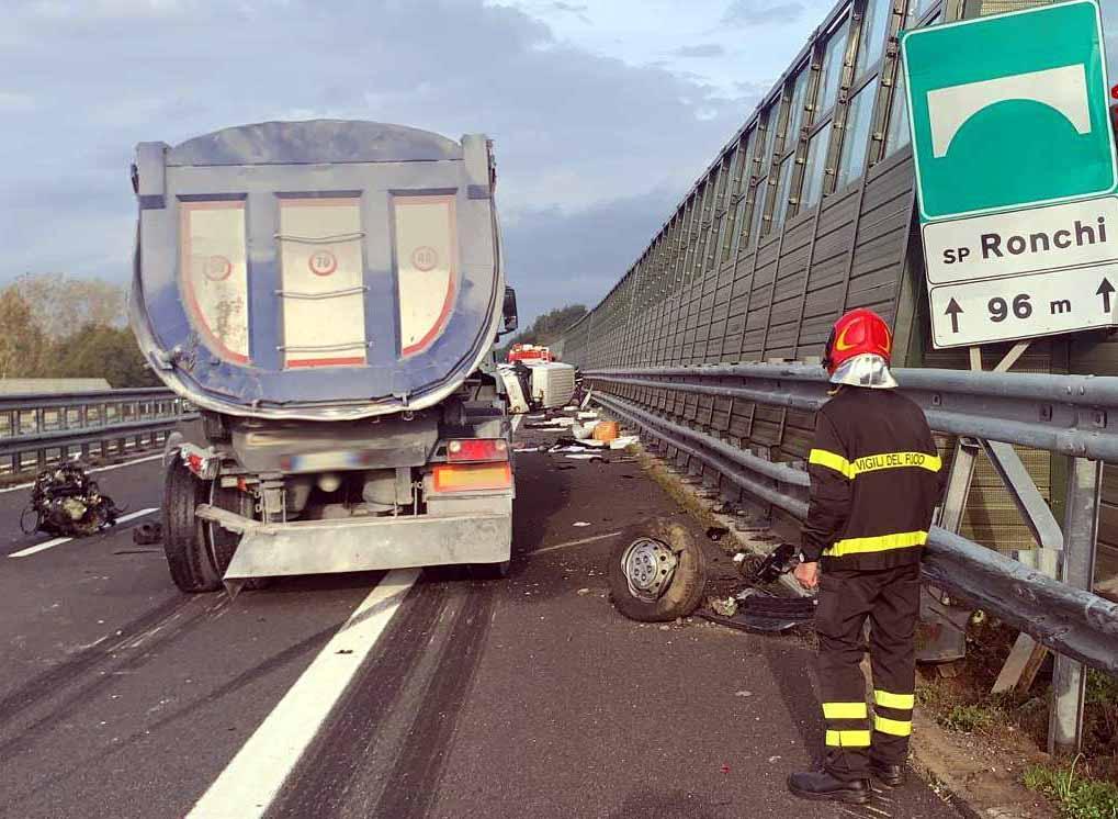 Incidente sulla A12 tra auto e mezzi pesanti: grave uno dei conducenti, ricoverato a Cisanello