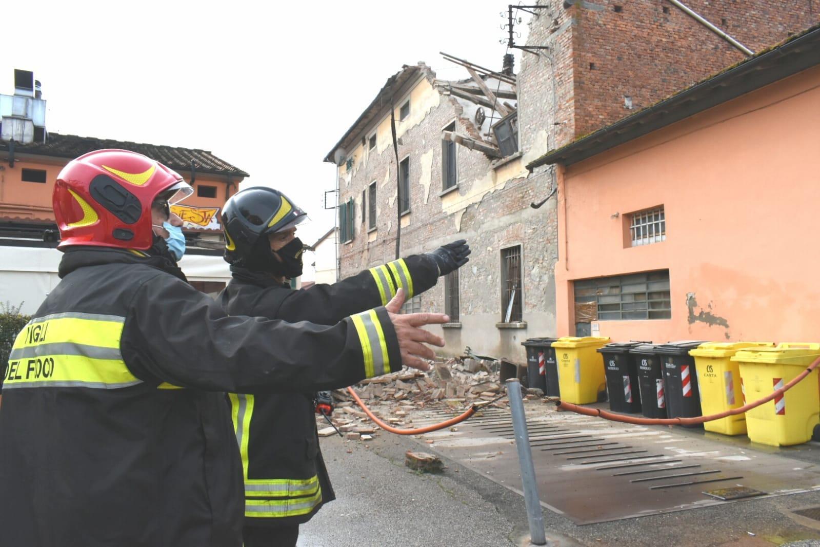 Il tetto della palazzina crollato (Foto Gori)