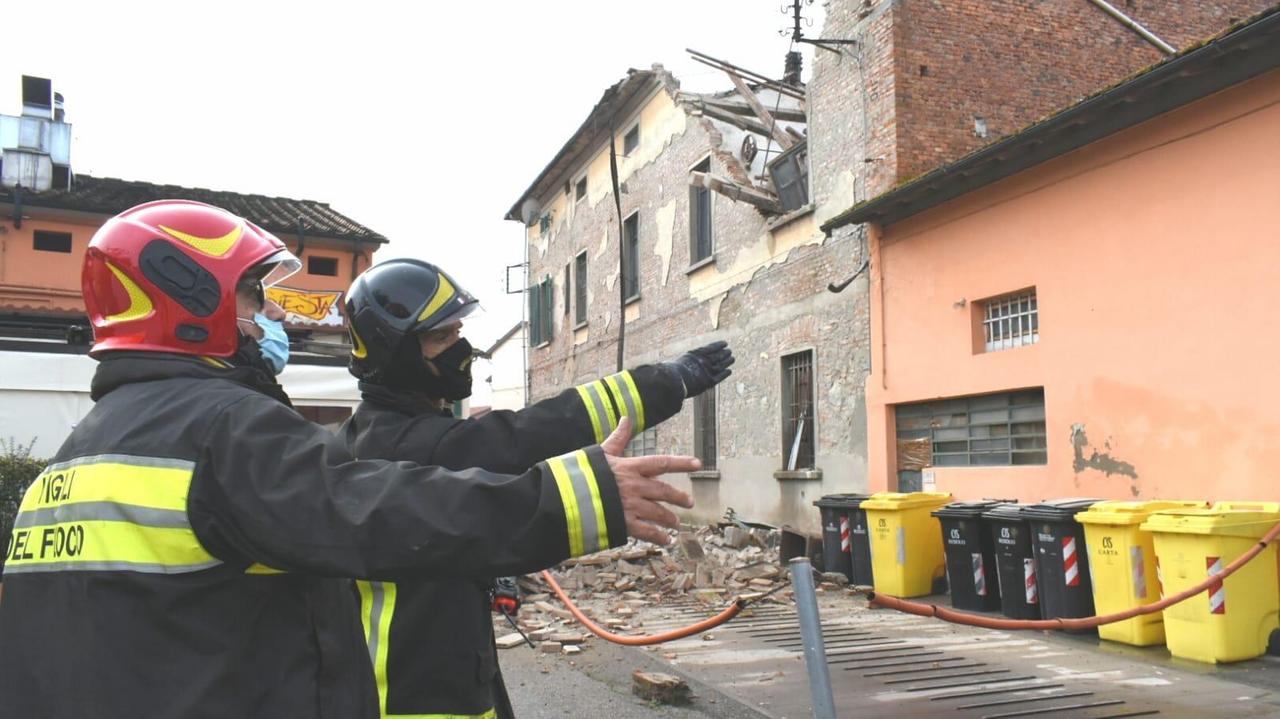 Il tetto della palazzina crollato (Foto Gori)