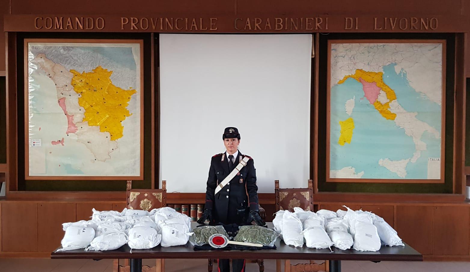 Scappa all'alt dei carabinieri e fugge, nell'auto nascondeva 30 chili di droga: due arresti 