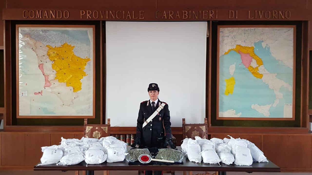 Scappa all'alt dei carabinieri e fugge, nell'auto nascondeva 30 chili di droga: due arresti