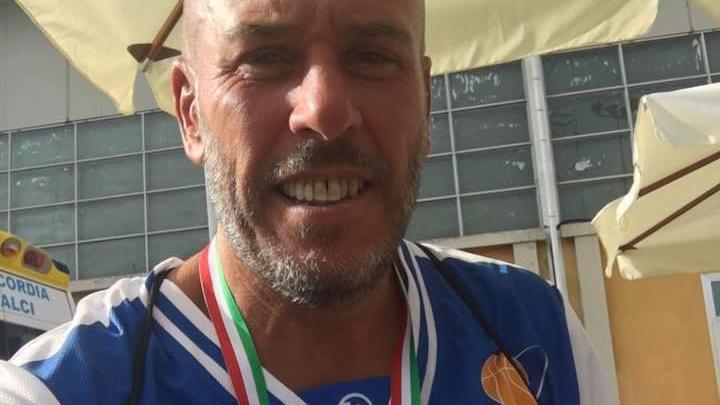 “Izio” Giusti imita Curry, sul campo all’aperto realizza 15 triple di fila: «Non mollate, allenatevi» - Il video
