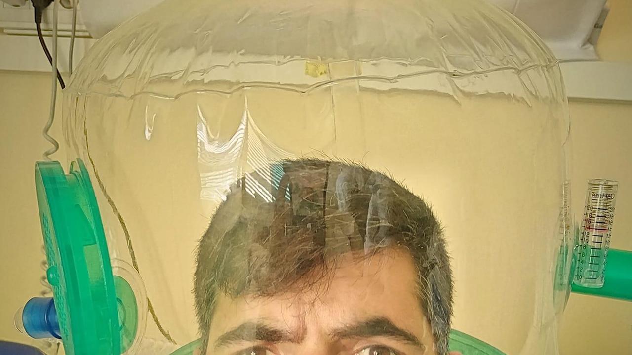 Lorenzo con il "casco" all'ospedale di Arezzo