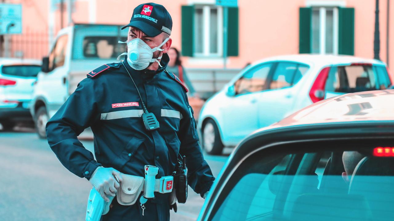 Un agente della polizia municipale impegnato in città