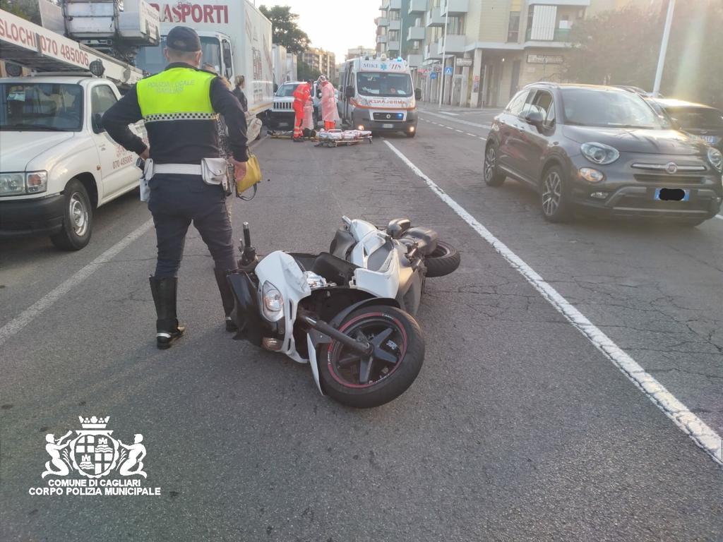 Cagliari, scontro all'incrocio fra Jeep e scooter: il centauro finisce all'ospedale 