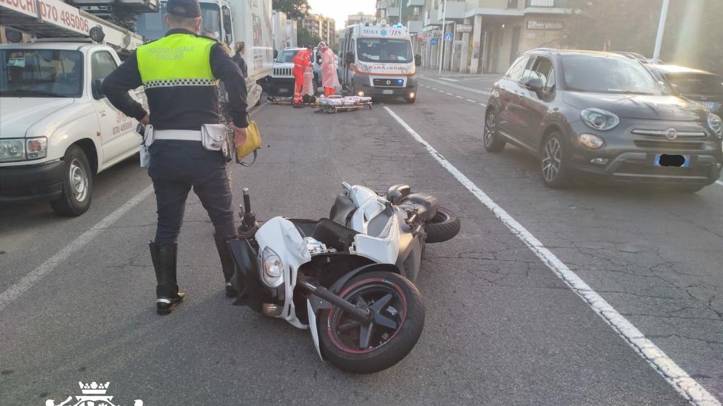 Cagliari, scontro all'incrocio fra Jeep e scooter: il centauro finisce all'ospedale 