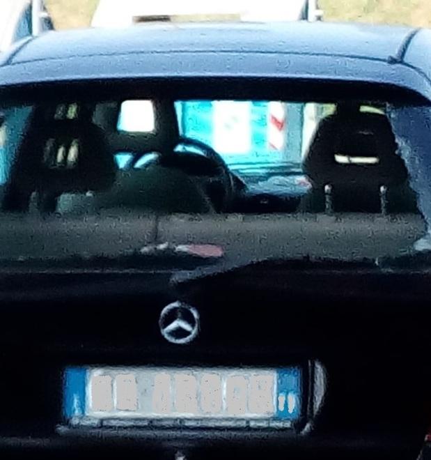 Una delle auto vandalizzate in via Foscolo