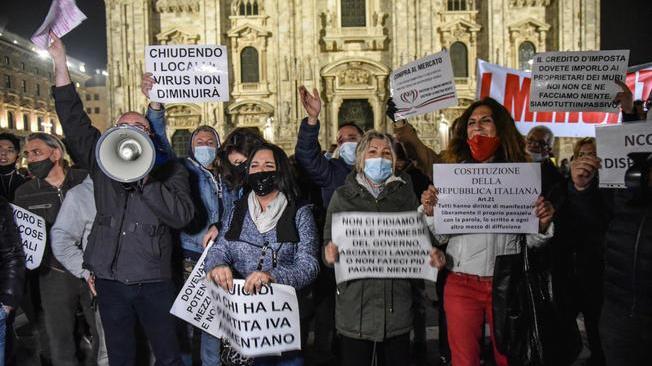 Dpcm: in 200 protestano in Duomo a Milano, 'vergogna'