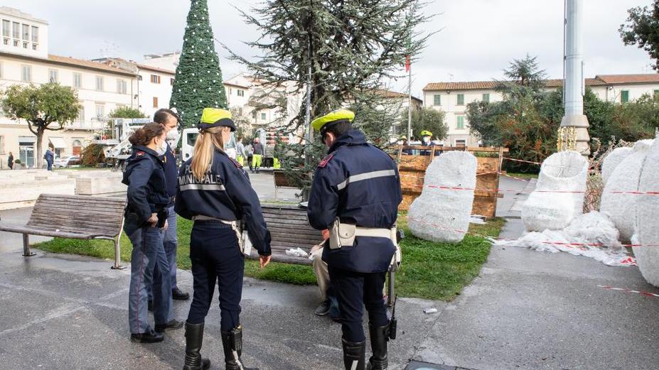 Un controllo della Polizia municipale in piazza della Vittoria a Empoli
