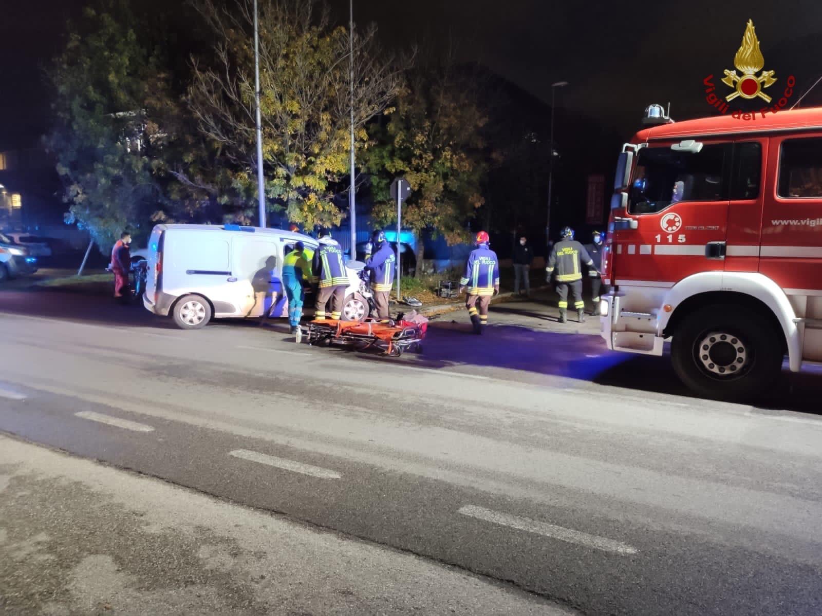 I soccorsi a uno dei giovani coinvolto nell'incidente
