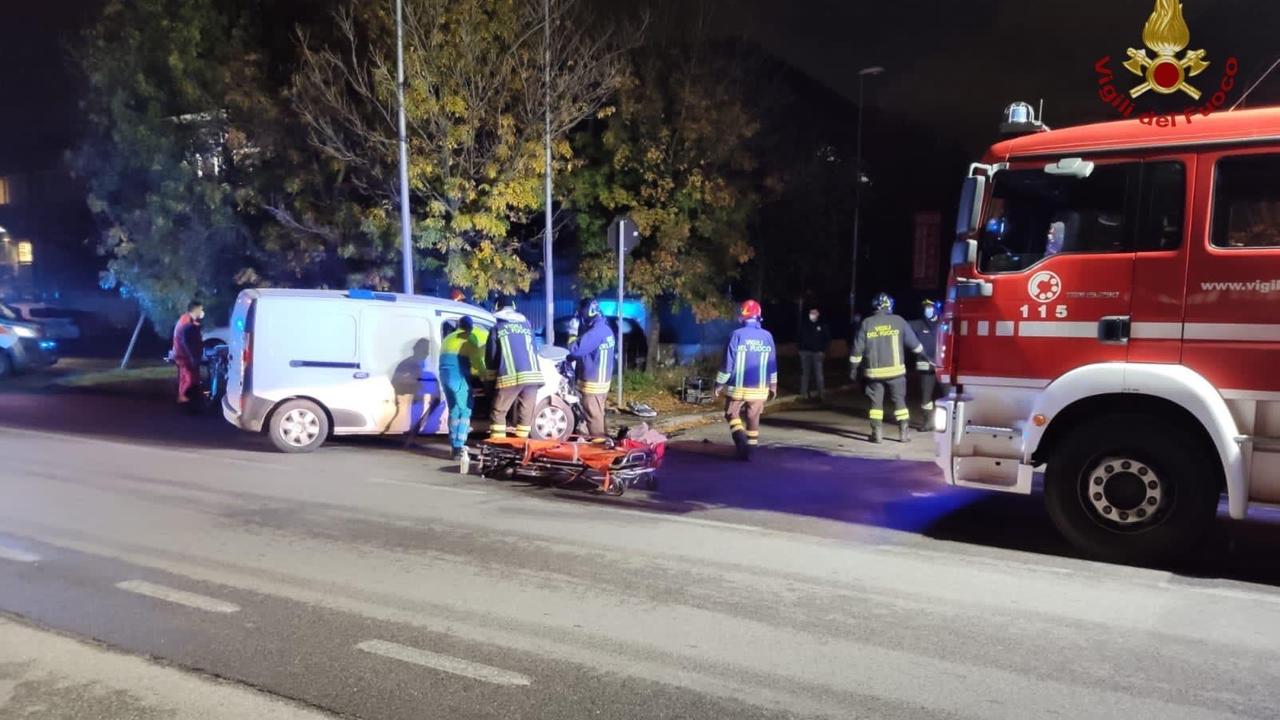 I soccorsi a uno dei giovani coinvolto nell'incidente
