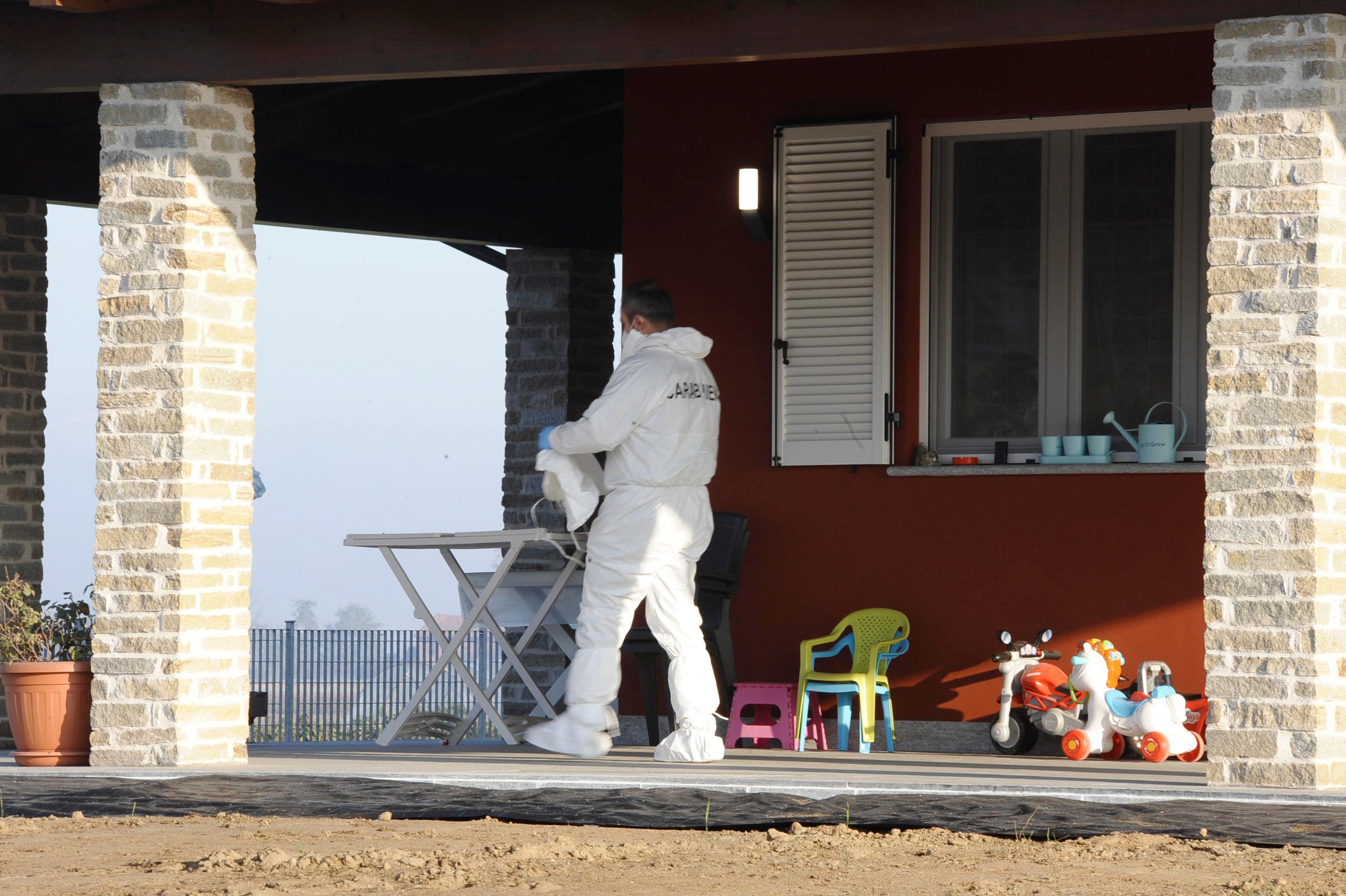 La casa di Carignano (Torino) in cui Alberto Accastello, 40 anni, ha ucciso la moglie Barbara Gargano, 38, e i due figli gemelli di 2 anni
