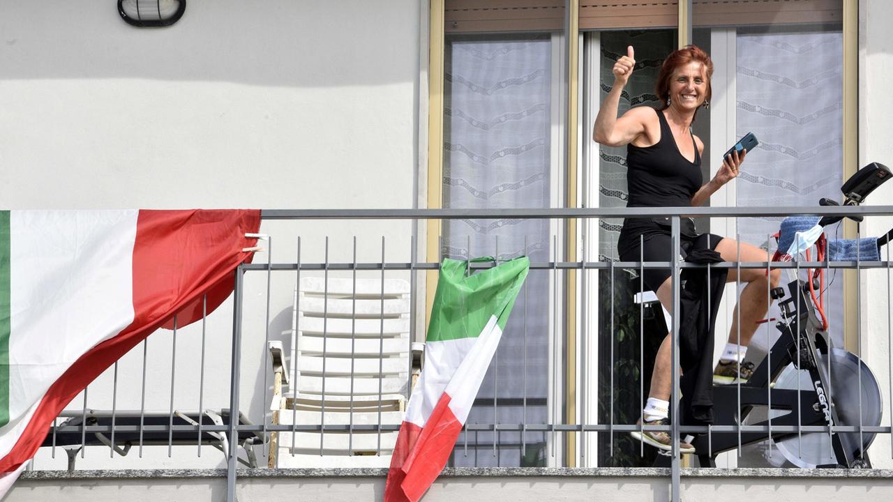 Una donna sul balcone di casa durante il lockdown