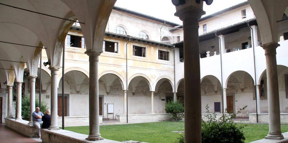 Libri in prestito dalla biblioteca con servizio da asporto