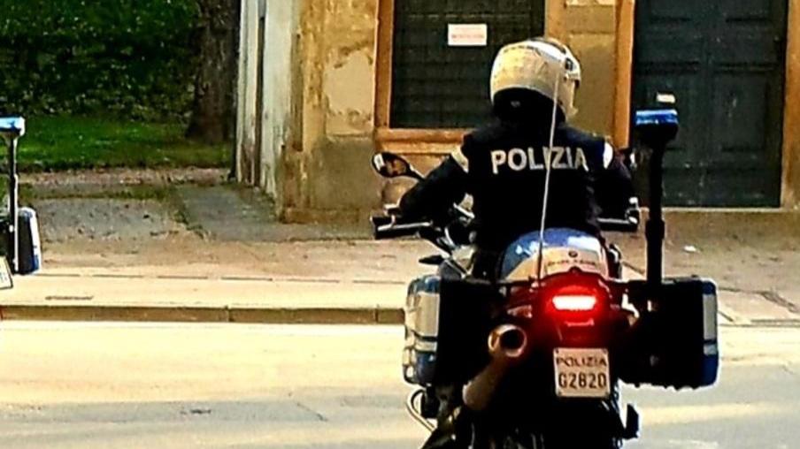 Ruba una bicicletta fuori dal negozio: preso grazie al titolare