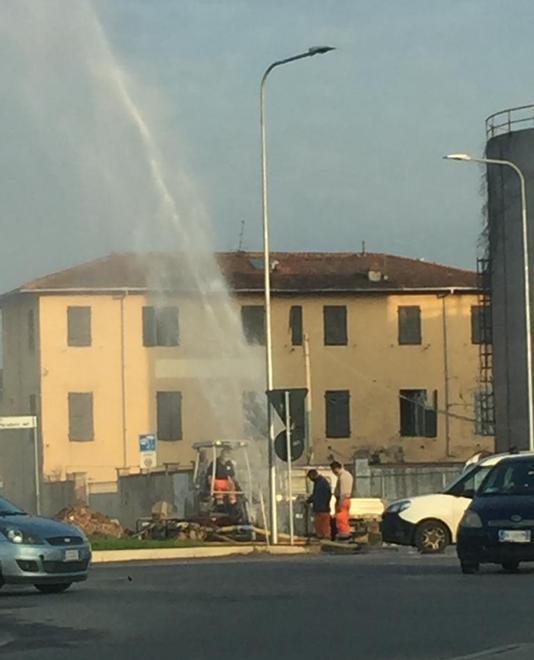 Si rompe un tubo di Gaia: strade interrotte e case a secco 