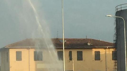 Si rompe un tubo di Gaia: strade interrotte e case a secco