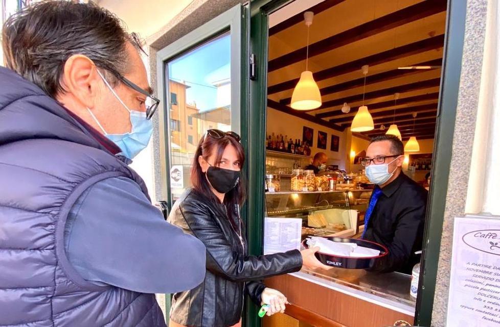Diversi bar restano aperti e puntano sull’asporto