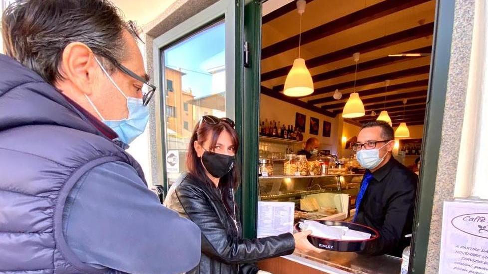 Diversi bar restano aperti e puntano sull’asporto