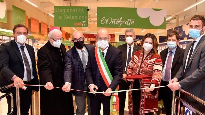 Conad, cerimonia inaugurale Da oggi supermercato aperto