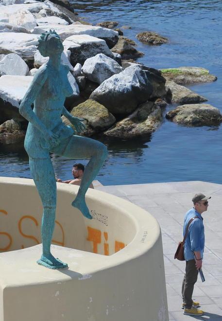 Chiusi i moletti e lo Scoglio della Regina «Lì assembramenti senza mascherine» 