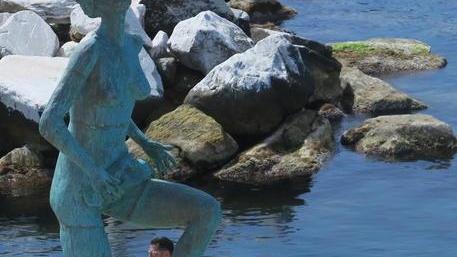 Chiusi i moletti e lo Scoglio della Regina «Lì assembramenti senza mascherine»