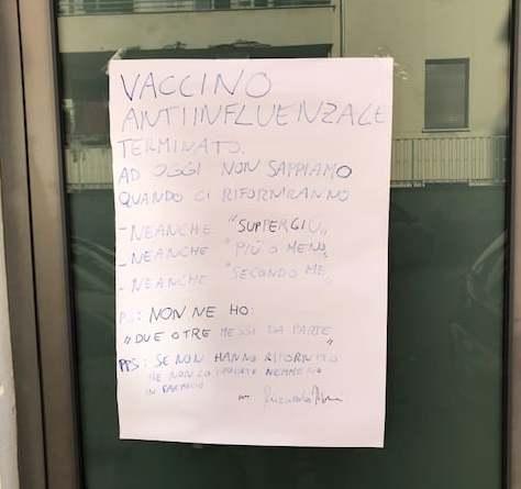 «Il vaccino per ora non arriva» E attacca un cartello allo studio 